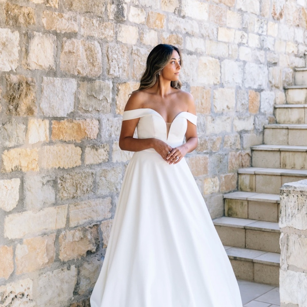 Essence of Australia D2761 size 8 NEW UNWORN wedding dress.